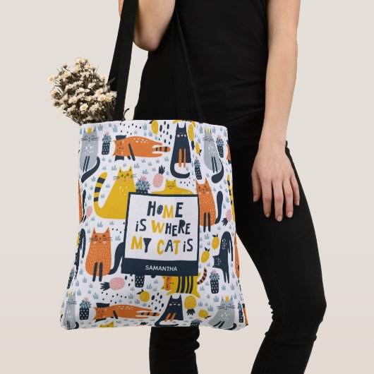 Thuis is waar mijn kat de Monogramnaam Patroon is Tote Bag (Dichtbij)
