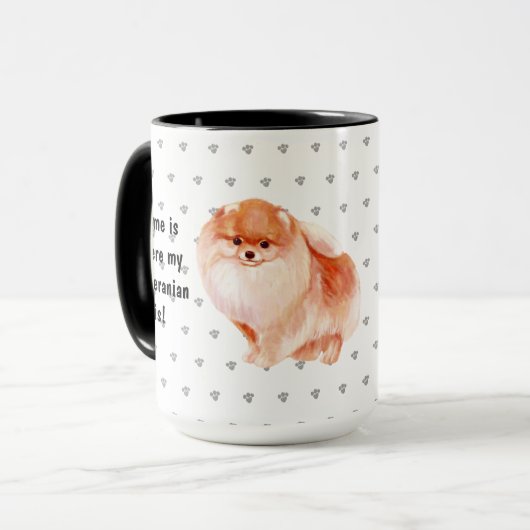 Thuis is waar mijn pommern een aangepaste hond is mok (Voorkant links)