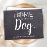 Thuis is waar we de hond hebben verplaatst briefkaart<br><div class="desc">Thuis is waar de hond is ... en de hond bewoog. Laat je beste vriend je beweging aankondigen met deze schattige en grappige koningskaart van een bijbelse schouderplaat.. Pas de rug met namen en uw nieuw adres aan. Deze mededeling van de hond is een must voor alle hondenmoeders, hondenbroodjes en...</div>