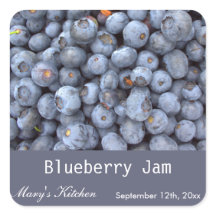 Thuis maakte etiketten van de bosbessenjam-fles.