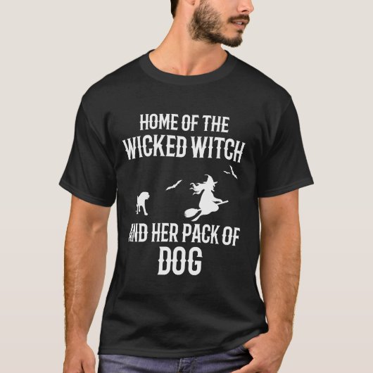 Thuis van de boze heks en haar roedel honden t-shirt (Voorkant)
