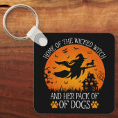 Thuis van de boze heks en haar roedel koele honden sleutelhanger (Voorkant)