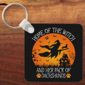 Thuis van de heks en haar pakje teckels cool sleutelhanger (Voorkant)