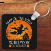 Thuis van de heks en haar pakje teckels cool sleutelhanger (Achterkant)