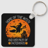 Thuis van de heks en haar pakje teckels cool sleutelhanger (Achterkant)