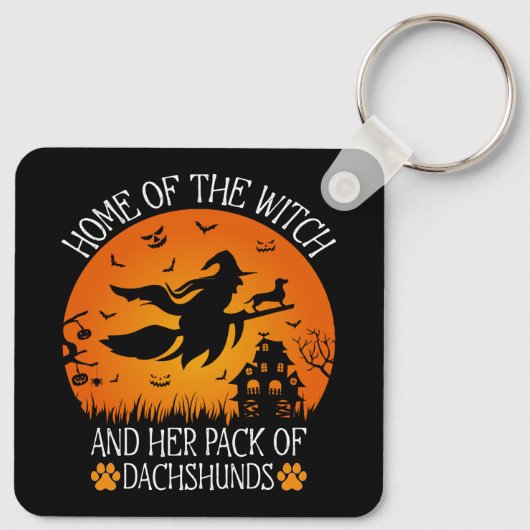 Thuis van de heks en haar pakje teckels cool sleutelhanger (Achterkant)