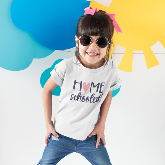 Thuis voorzien van een hartmarine en roze t-shirt