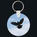 Thuisduif komt Sleutelhanger thuis<br><div class="desc">Of u nu uw huis of coopsleutels handig moet houden,  deze heldere sleutelhanger zal het gemakkelijk maken om ze overal te vinden waar u ze achterlaat! Deze sleutelhanger is voorzien van een foto van een postduif die op een prachtige,  heldere dag landt!</div>