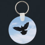 Thuisduif komt Sleutelhanger thuis<br><div class="desc">Of u nu uw huis of coopsleutels handig moet houden,  deze heldere sleutelhanger zal het gemakkelijk maken om ze overal te vinden waar u ze achterlaat! Deze sleutelhanger is voorzien van een foto van een postduif die op een prachtige,  heldere dag landt!</div>