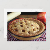 Thuisgebakken appeltaart op koelrack met appel briefkaart (Voorkant / Achterkant)