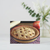 Thuisgebakken appeltaart op koelrack met appel briefkaart (Staand voorkant)