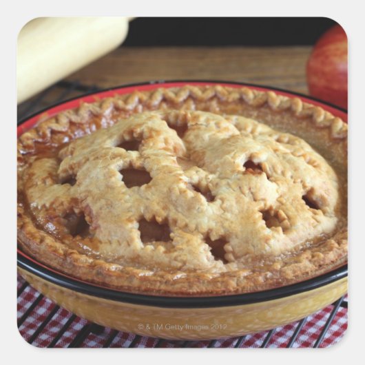Thuisgebakken appeltaart op koelrack met appel vierkante sticker (Voorkant)