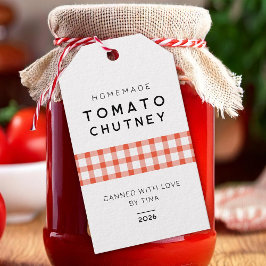 Thuisgemaakte tomatenchutney met geruit patroon cadeaulabel