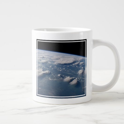 Thunderhead Anvils of Earth op het zuiden van Born Grote Koffiekop (Rechts)