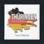 Thüringen Duitsland Retro Federal State Kaart Magneet<br><div class="desc">Thüringen, deelstaat in Duitsland met kaart en braadworst ontwerp, Duitse vlag, souvenir voor Erfurt en Weimar vakantie. Thüringen Rostbratwurst retro ontwerp en kaart als een Duitsland en Gera souvenir! Lifestyle voor Thüringen backpackers en Duitse stadsvakantie. Thüringen met vlag, deelstaat in Duitsland, kaart en Thüringer worstontwerp souvenir. Retro Thüringen met Duitse...</div>