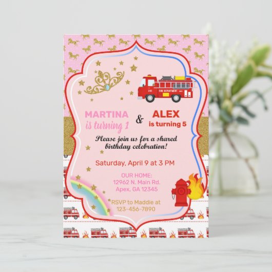 Tiaras en brandweerwagens die hun verjaardag viere kaart (Staand voorkant)