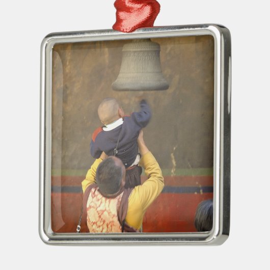 Tibetaanse boeddhistische monnik die een jongen op metalen ornament (Links)