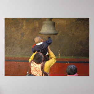Tibetaanse boeddhistische monnik tilt een jongen o poster