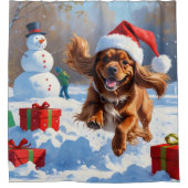 Tibetaanse Spaniel loopt in de sneeuw met kerst Pe Douchegordijn (Voorkant)