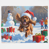 Tibetaanse Spaniel loopt in de sneeuw met kerst Pe Fleece Deken (Voorkant (Horizontaal))