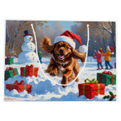 Tibetaanse Spaniel loopt in de sneeuw met kerst Pe Groot Cadeauzakje (Achterkant)