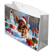 Tibetaanse Spaniel loopt in de sneeuw met kerst Pe Groot Cadeauzakje (Achterkant Gekanteld)