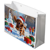 Tibetaanse Spaniel loopt in de sneeuw met kerst Pe Groot Cadeauzakje (Voorkant Gekanteld)