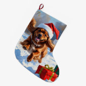 Tibetaanse Spaniel loopt in de sneeuw met kerst Pe Grote Kerstsok (Voorkant (Hangend))