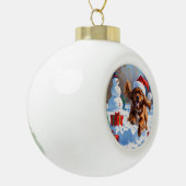 Tibetaanse Spaniel loopt in de sneeuw met kerst Pe Keramische Bal Ornament (Links)