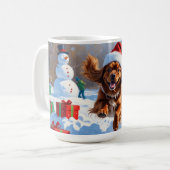 Tibetaanse Spaniel loopt in de sneeuw met kerst Pe Koffiemok (Voorkant links)