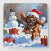 Tibetaanse Spaniel loopt in de sneeuw met kerst Pe Vierkante Klok (Voorkant)