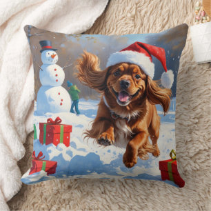 Tibetaanse Spaniel loopt in de sneeuw met kerstmut Kussen