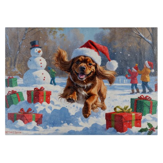 Tibetaanse Spaniel loopt in de sneeuw met kerstmut Snijplank (Voorkant)