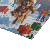 Tibetaanse Spaniel loopt in de sneeuw met kerstmut Snijplank (Hoek)