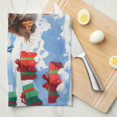 Tibetaanse Spaniel loopt in de sneeuw met kerstmut Theedoek (Quarter Fold)