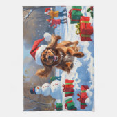 Tibetaanse Spaniel loopt in de sneeuw met kerstmut Theedoek (Verticaal)