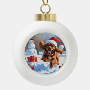 Tibetaanse Spaniel rent in de sneeuw met kerstmuts Keramische Bal Ornament