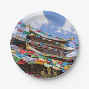 Tibetaanse tempel met gebedsvlaggen - Yunnan, Chin Papieren Bordje