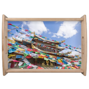 Tibetaanse tempel met gebedvlaggen - Yunnan, China Dienblad