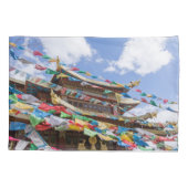 Tibetaanse tempel met gebedvlaggen - Yunnan, China Kussensloop (Achterkant)