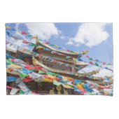 Tibetaanse tempel met gebedvlaggen - Yunnan, China Kussensloop (Voorkant)