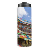 Tibetaanse tempel met gebedvlaggen - Yunnan, China Thermosbeker (Voorkant)
