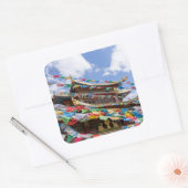 Tibetaanse tempel met gebedvlaggen - Yunnan, China Vierkante Sticker (Envelop)