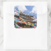 Tibetaanse tempel met gebedvlaggen - Yunnan, China Vierkante Sticker (Tas)