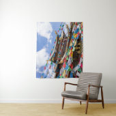 Tibetaanse tempel met gebedvlaggen - Yunnan, China Wandkleed (In situ)