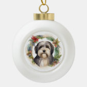 Tibetaanse Terriër Kerstkrans Feestelijke Pup Keramische Bal Ornament (Voorkant)