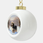 Tibetaanse terriër liet het sneeuwen Kerstmis Keramische Bal Ornament (Rechts)
