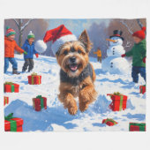 Tibetaanse Terriër loopt in de sneeuw met kerst Pe Fleece Deken (Voorkant (Horizontaal))