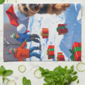 Tibetaanse Terriër loopt in de sneeuw met kerst Pe Theedoek (Gevouwen)