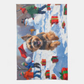 Tibetaanse Terriër loopt in de sneeuw met kerst Pe Theedoek (Verticaal)